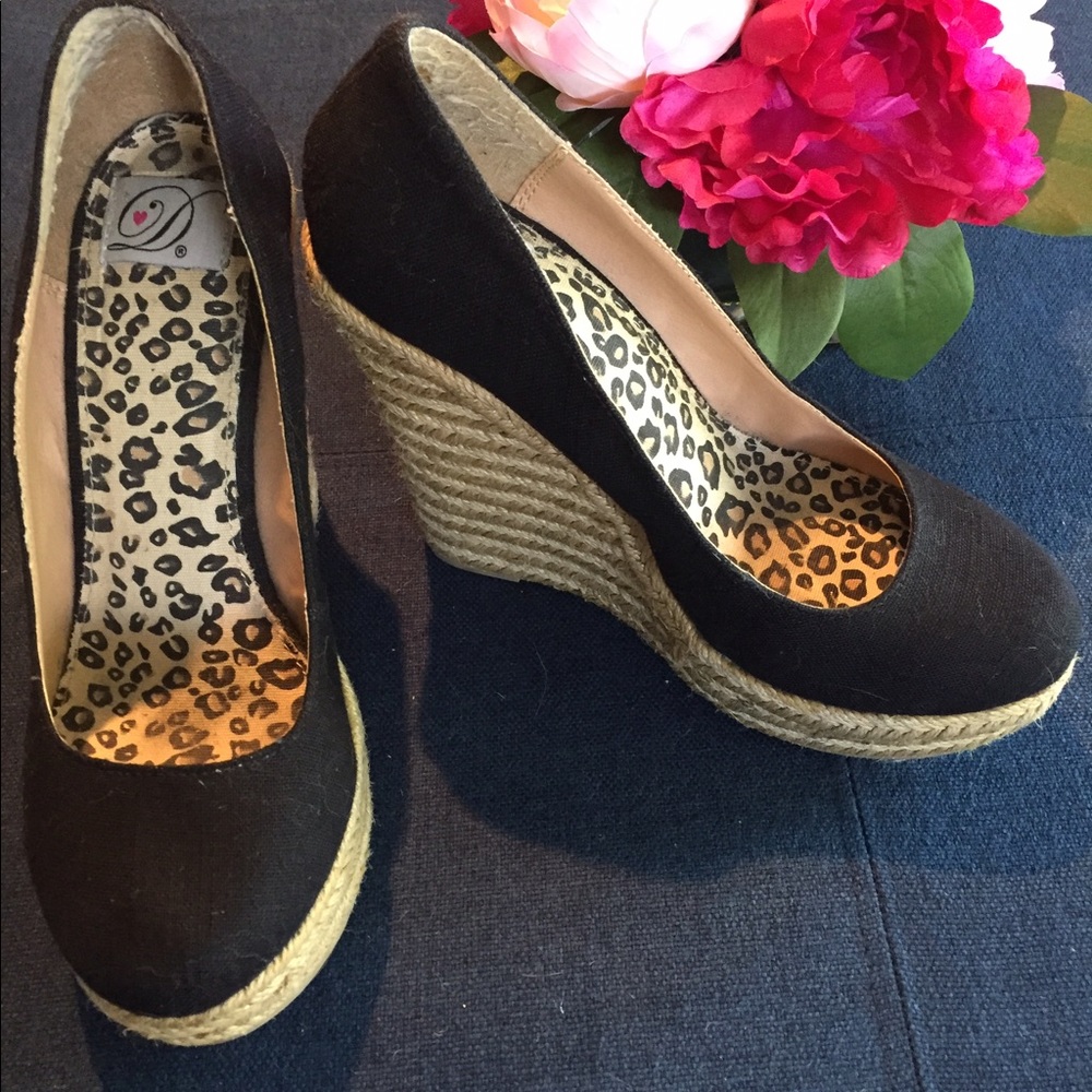 Black wedges