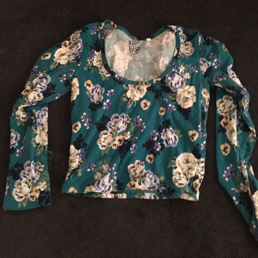 Nollie floral long sleeve crop top
