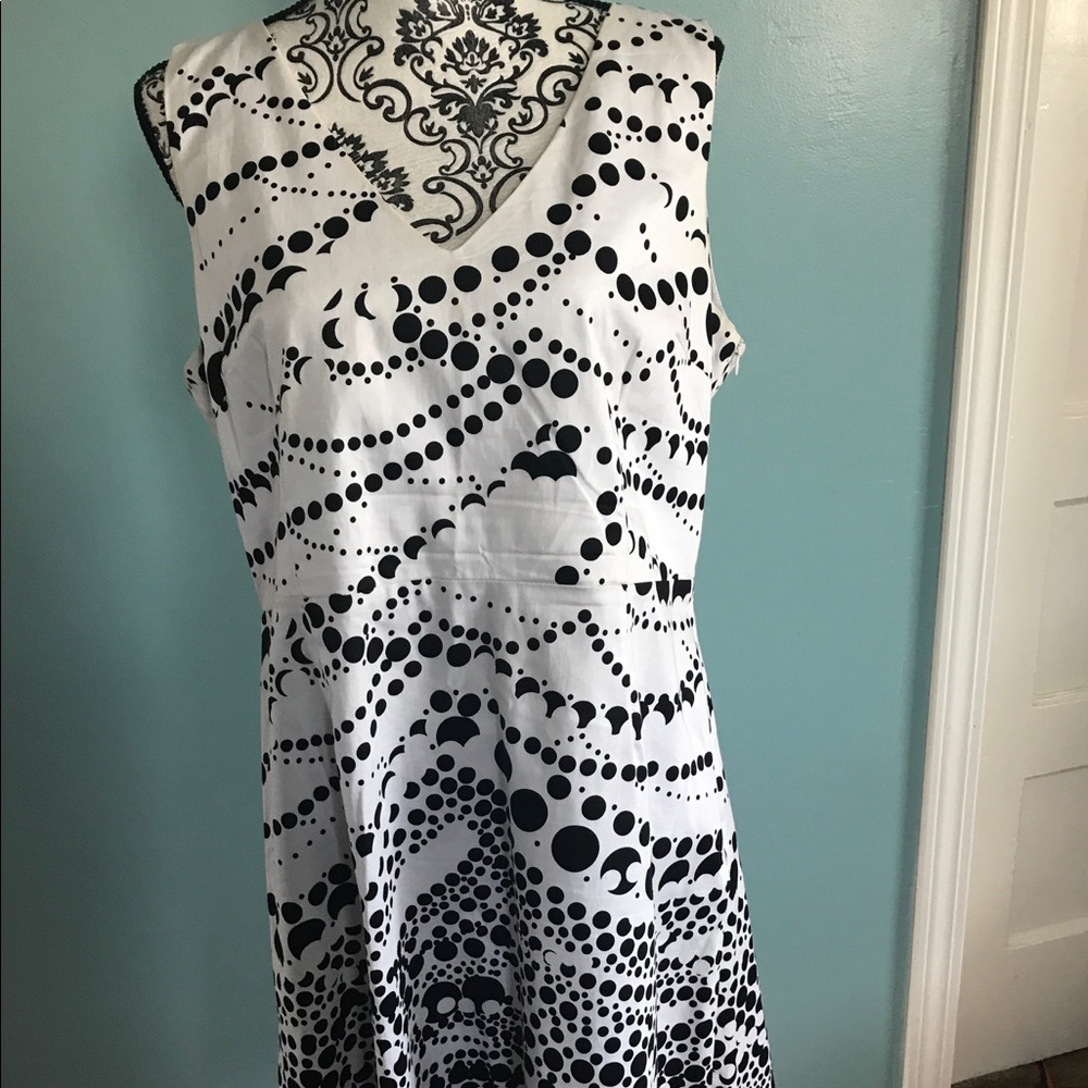 Darling black and white dotted dress,sleeveless.