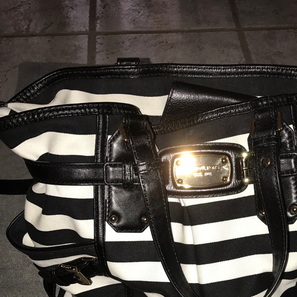 Michael Kors purse/cross body 💥Flash Sale💥 firm