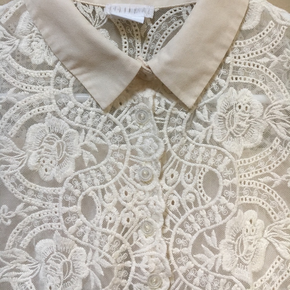 Final sale ~ Cooporative lace crop top - Picture 2 of 4