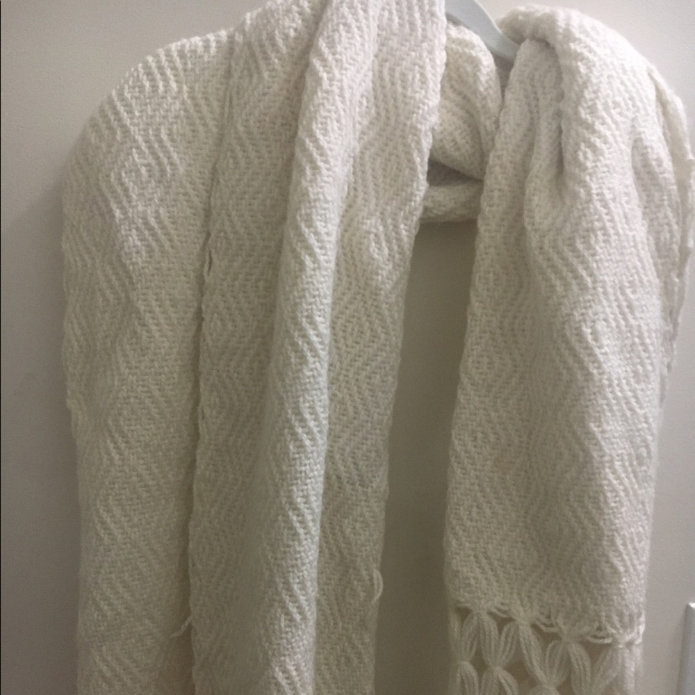 Chunky white knit scarf