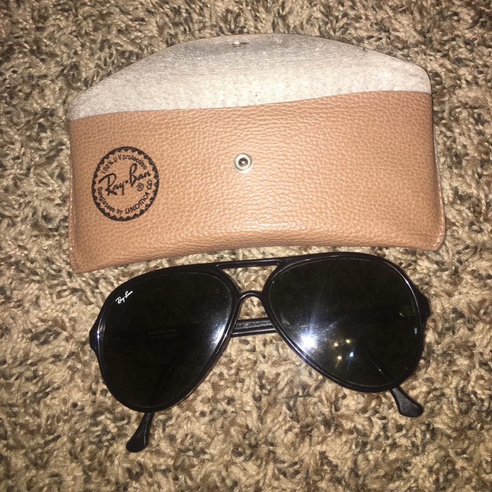 Ray bans black with silver detail comes with case