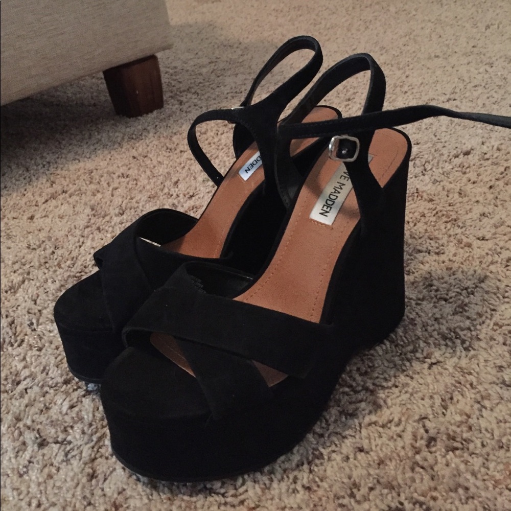 Steve Madden black wedges
