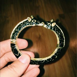Betsey Johnson kissing giraffe bracelet 😍