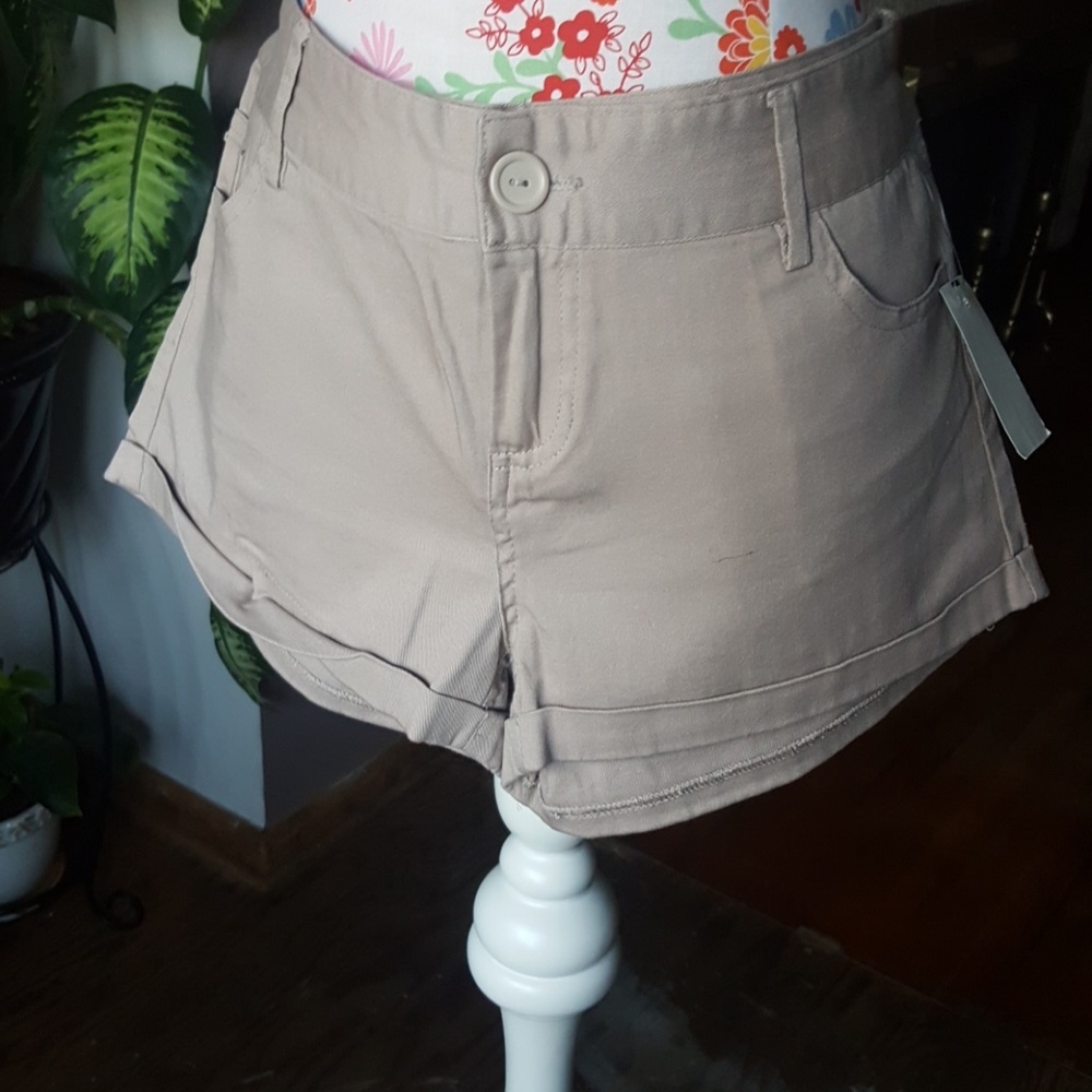 Short shorts - Picture 2 of 6