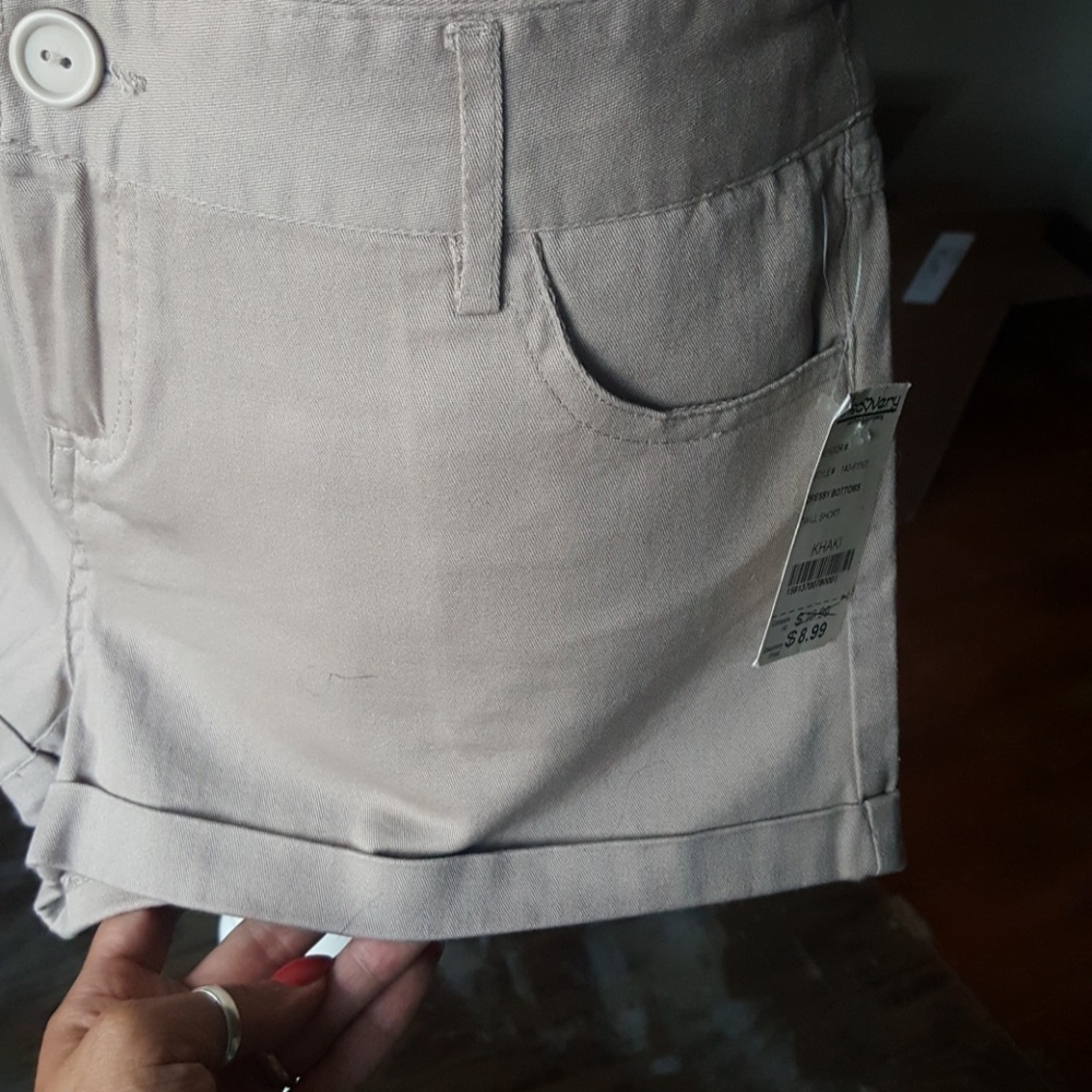 Short shorts - Picture 3 of 6