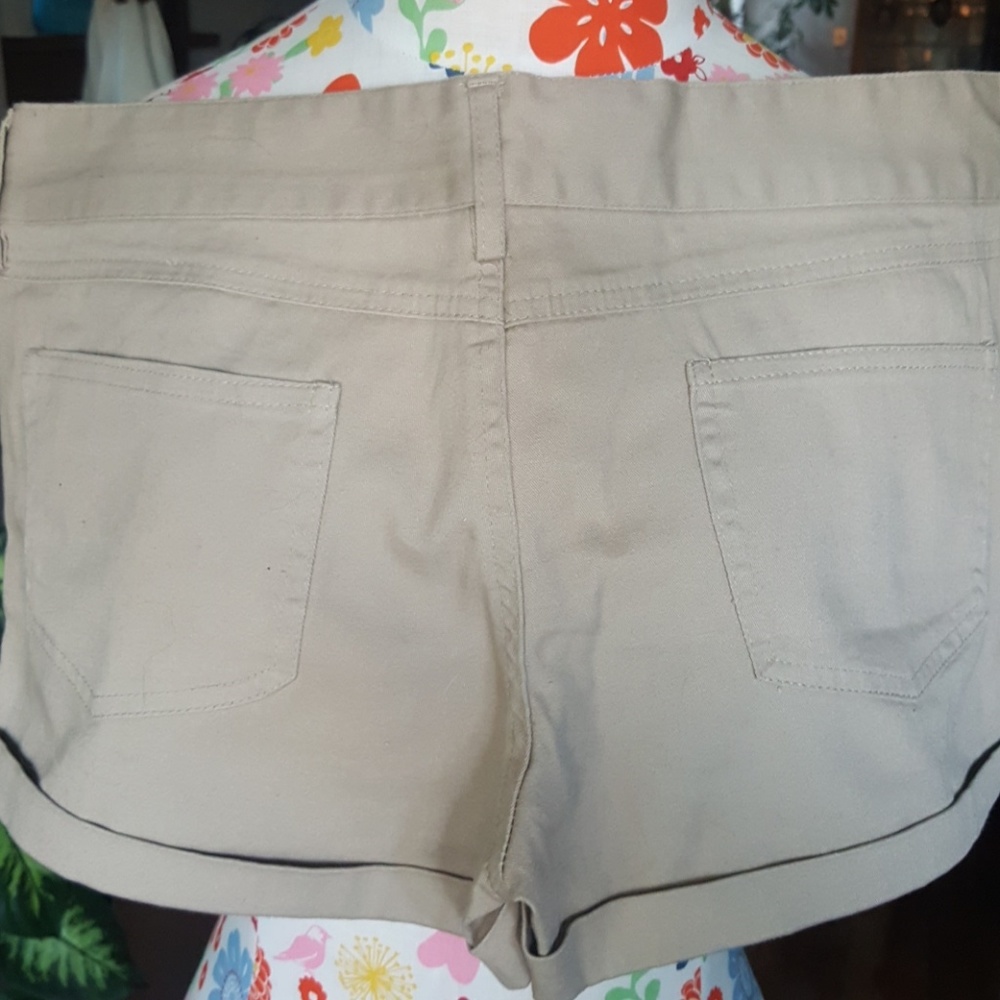 Short shorts - Picture 5 of 6