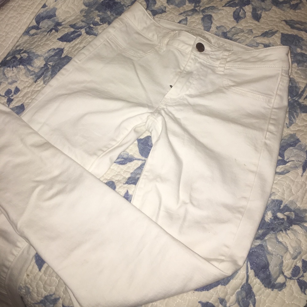 Ae white super stretch skinnies size 4!