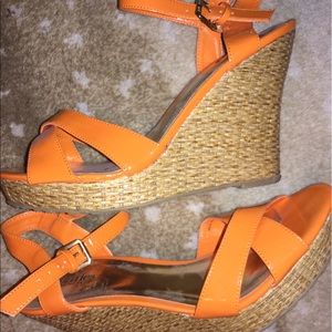 Charles Davis ORANGE patent wedges! CUTE! Size 8.5