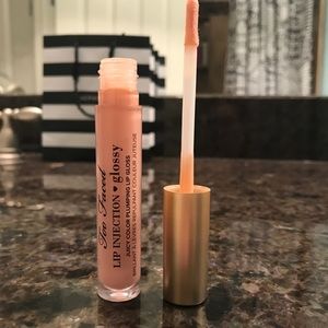 Too Faced Lip Injections glossy in Angel Kisses