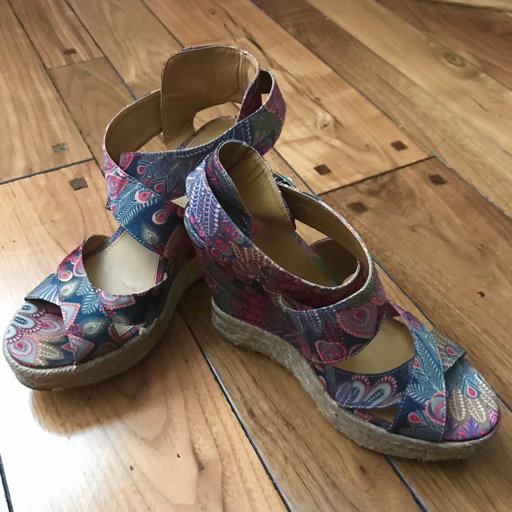 Bp Wedges Beautiful Print