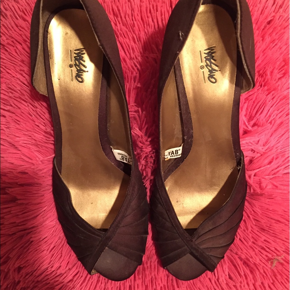 Size 8 Mossimo brown heels with one side open.