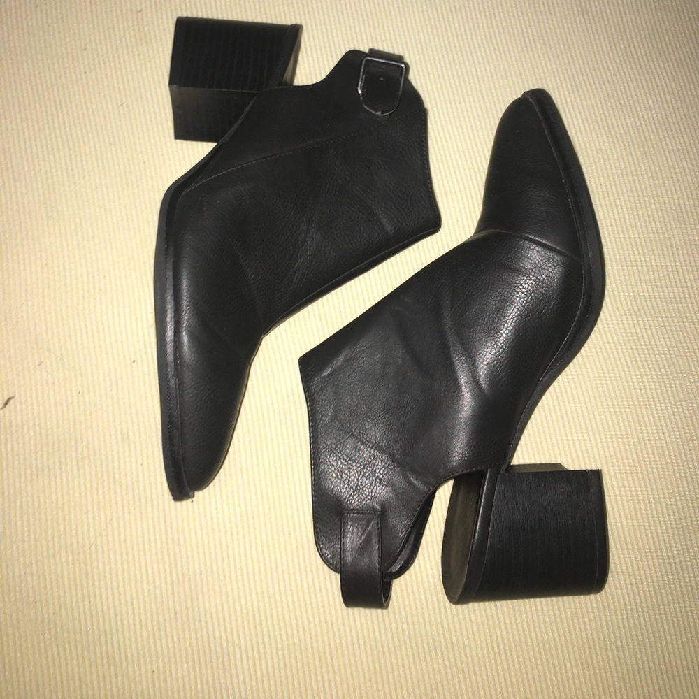 Pointed black bootie