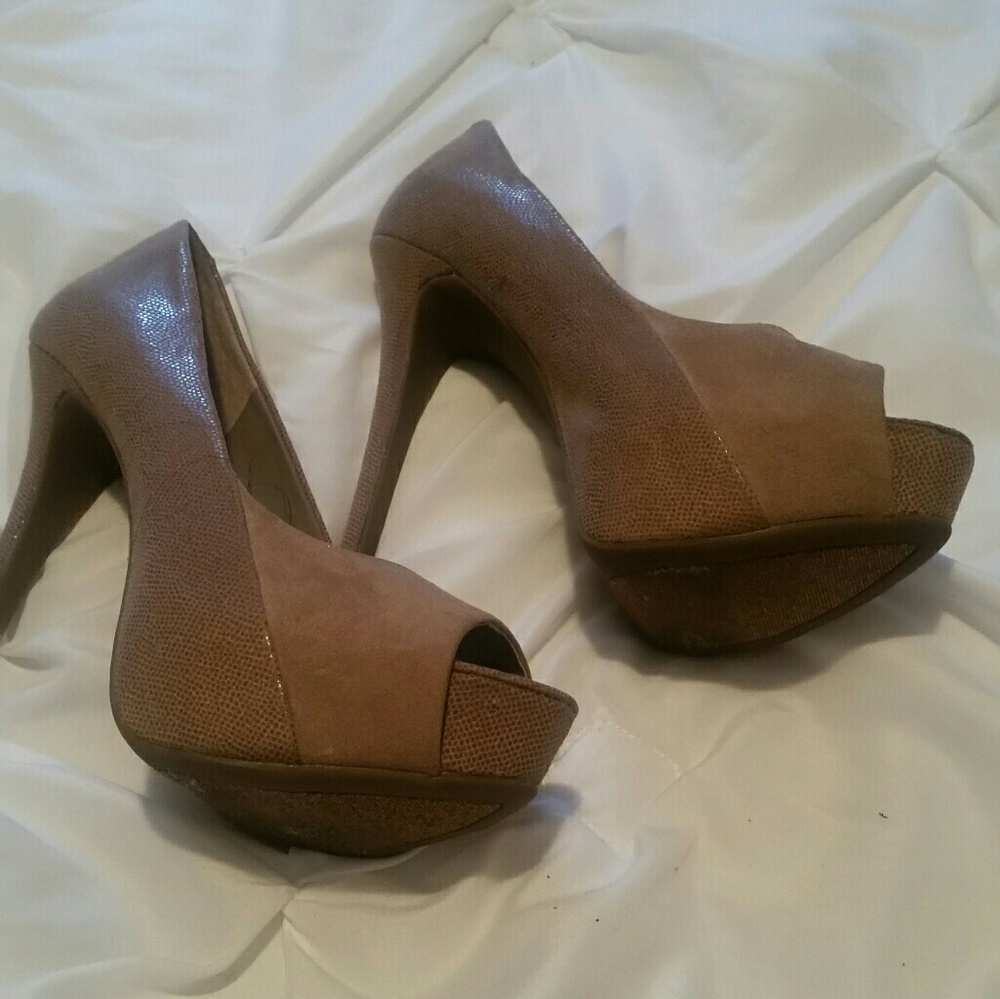 BCBG pumps