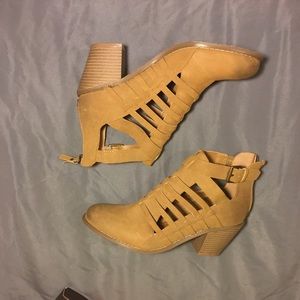 Size 7 boots by Guess in the color Medium Natural