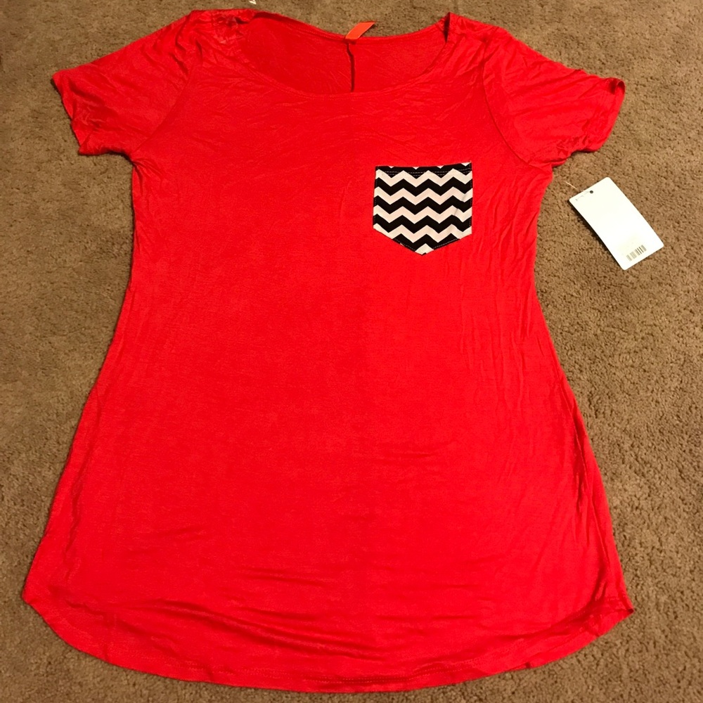 Causal top with chevron pocket