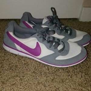 Women's Nike shoes NWOB