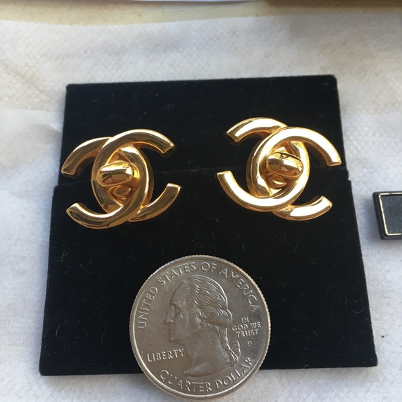 *SOLD* Auth Vintage CHANEL turn lock CC earrings - Picture 2 of 5