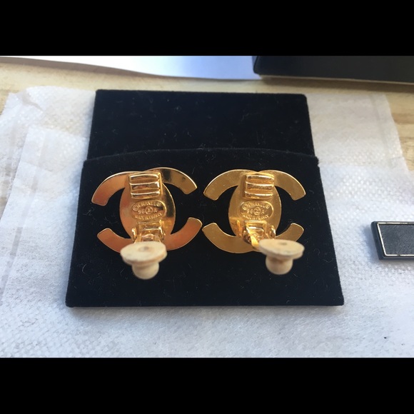 *SOLD* Auth Vintage CHANEL turn lock CC earrings - Picture 3 of 5