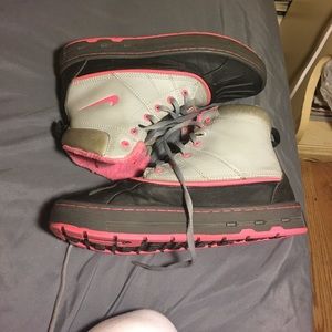 Nike woodside chukka boots in pink,black,grey