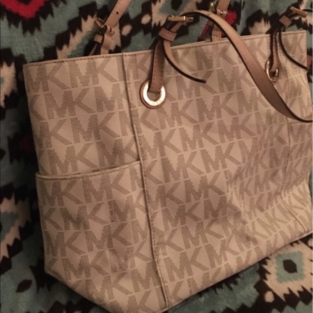 Vanilla Michael Kors purse - Picture 2 of 6