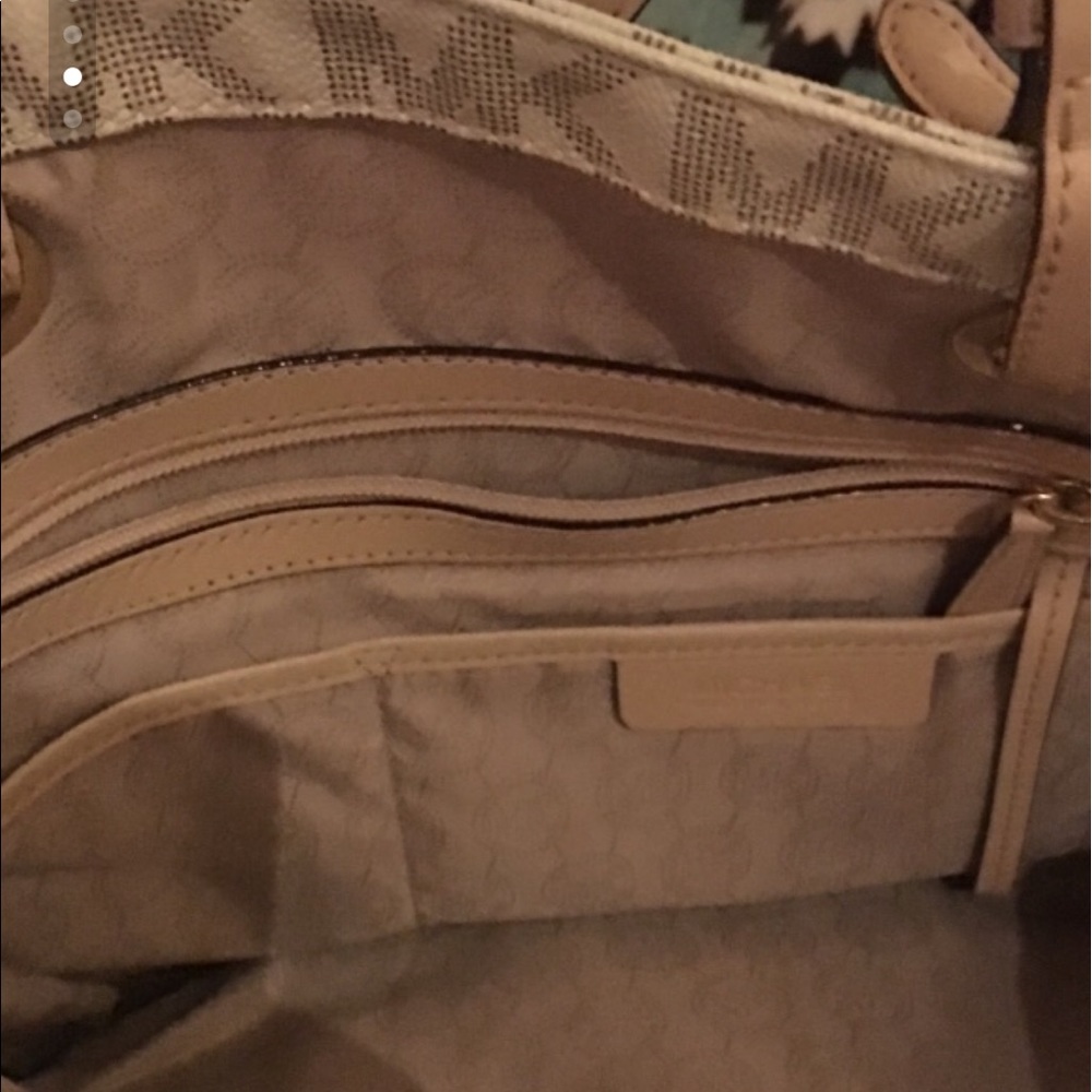 Vanilla Michael Kors purse - Picture 4 of 6