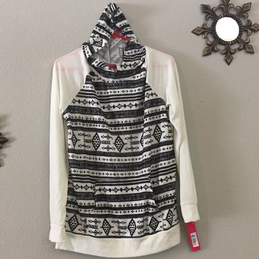 NWT Light Weight Hoodie w/pouch Size L