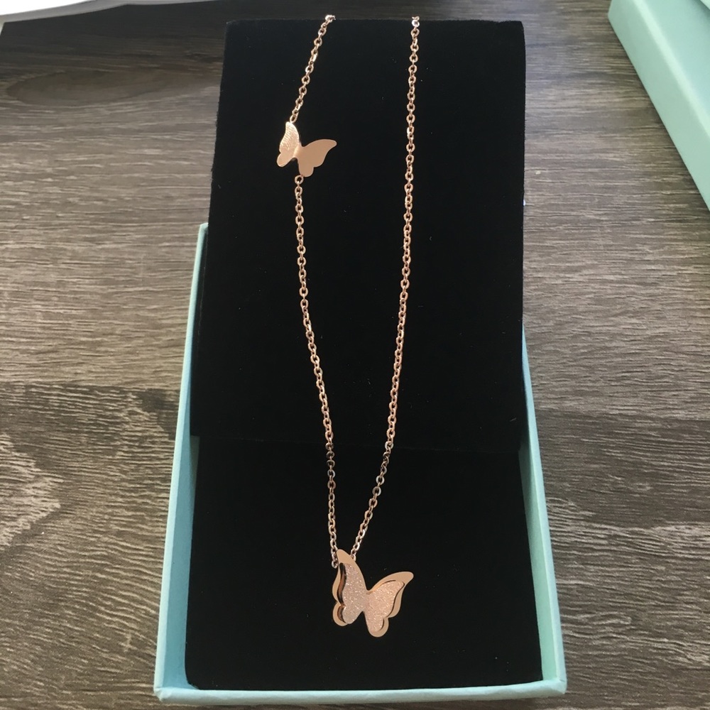 NWT beautiful rose gold butterfly necklace