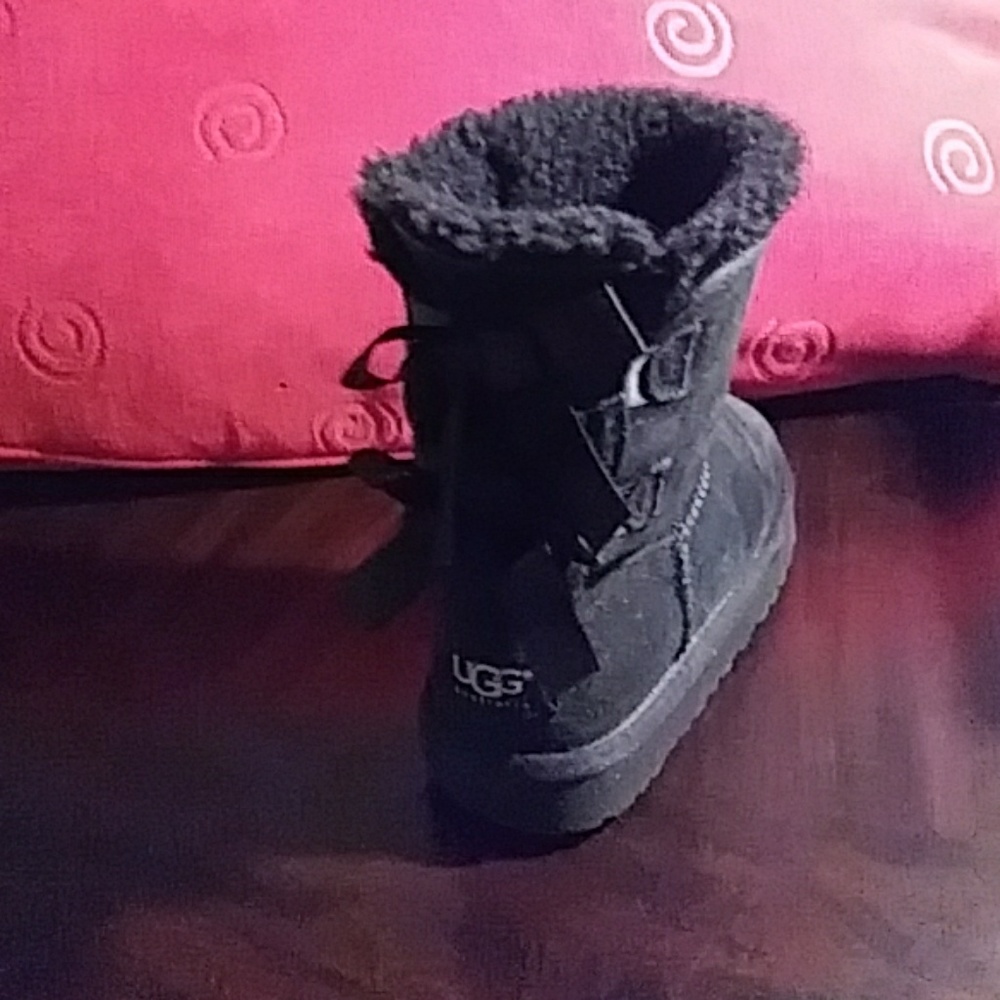 UGG