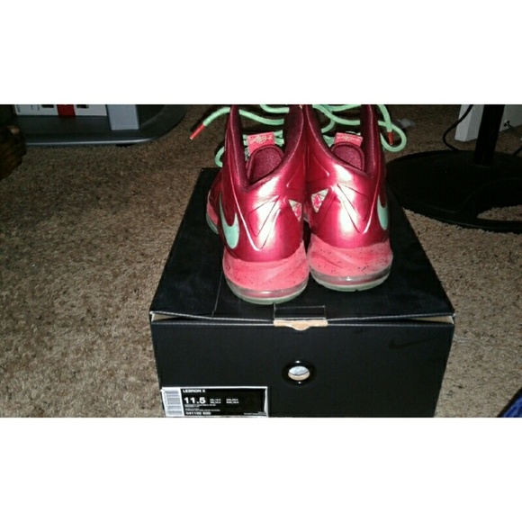 LeBron 10/X  Christmas Edition - Picture 2 of 2