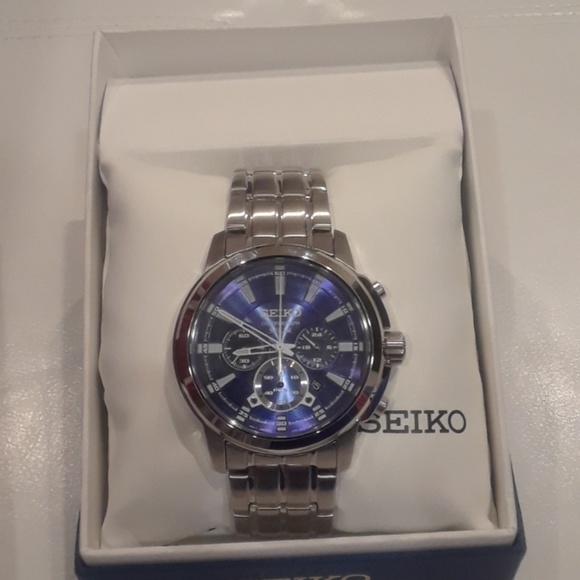 Got watch was a little to big so im trying to sell - Picture 2 of 4