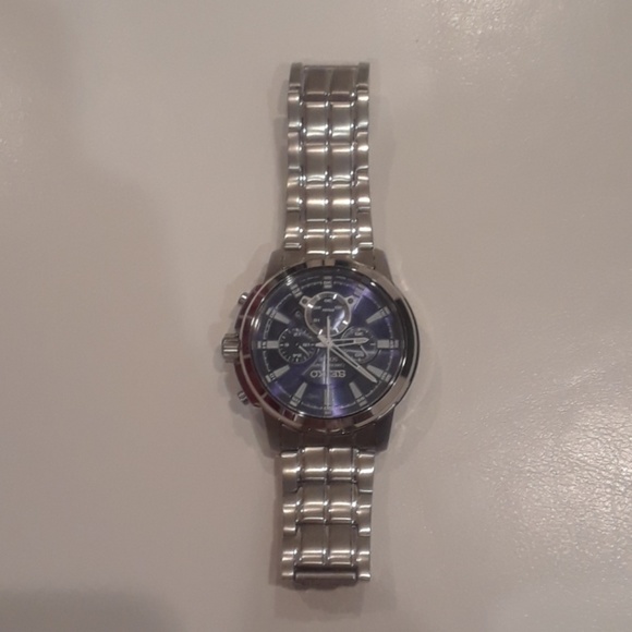 Got watch was a little to big so im trying to sell - Picture 3 of 4
