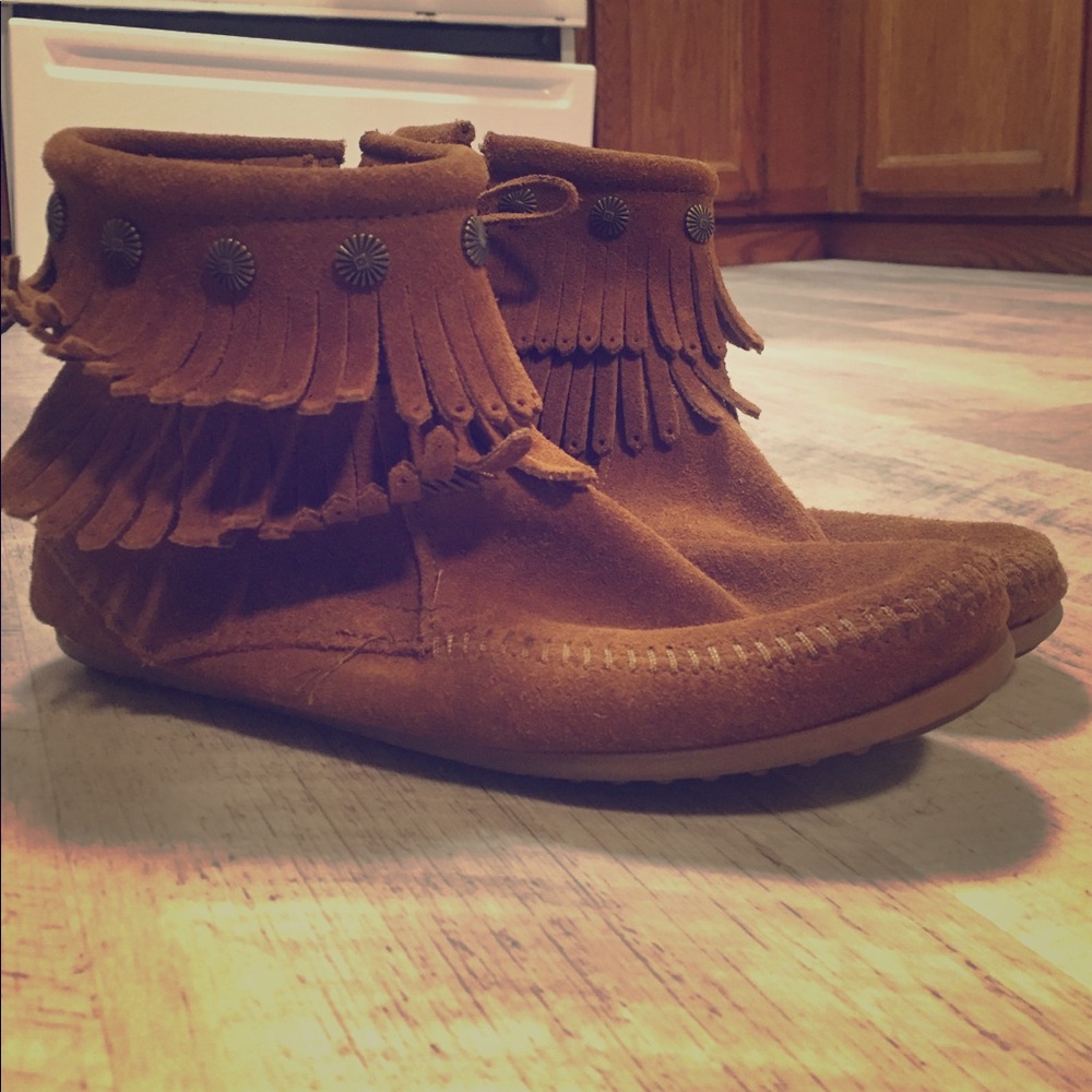 Minnetonka Moccasin- Fringe Boots