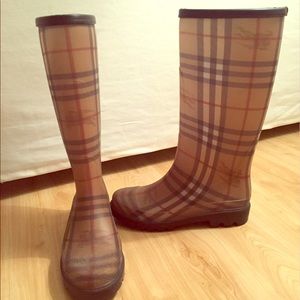 Burberry rain boots size 6