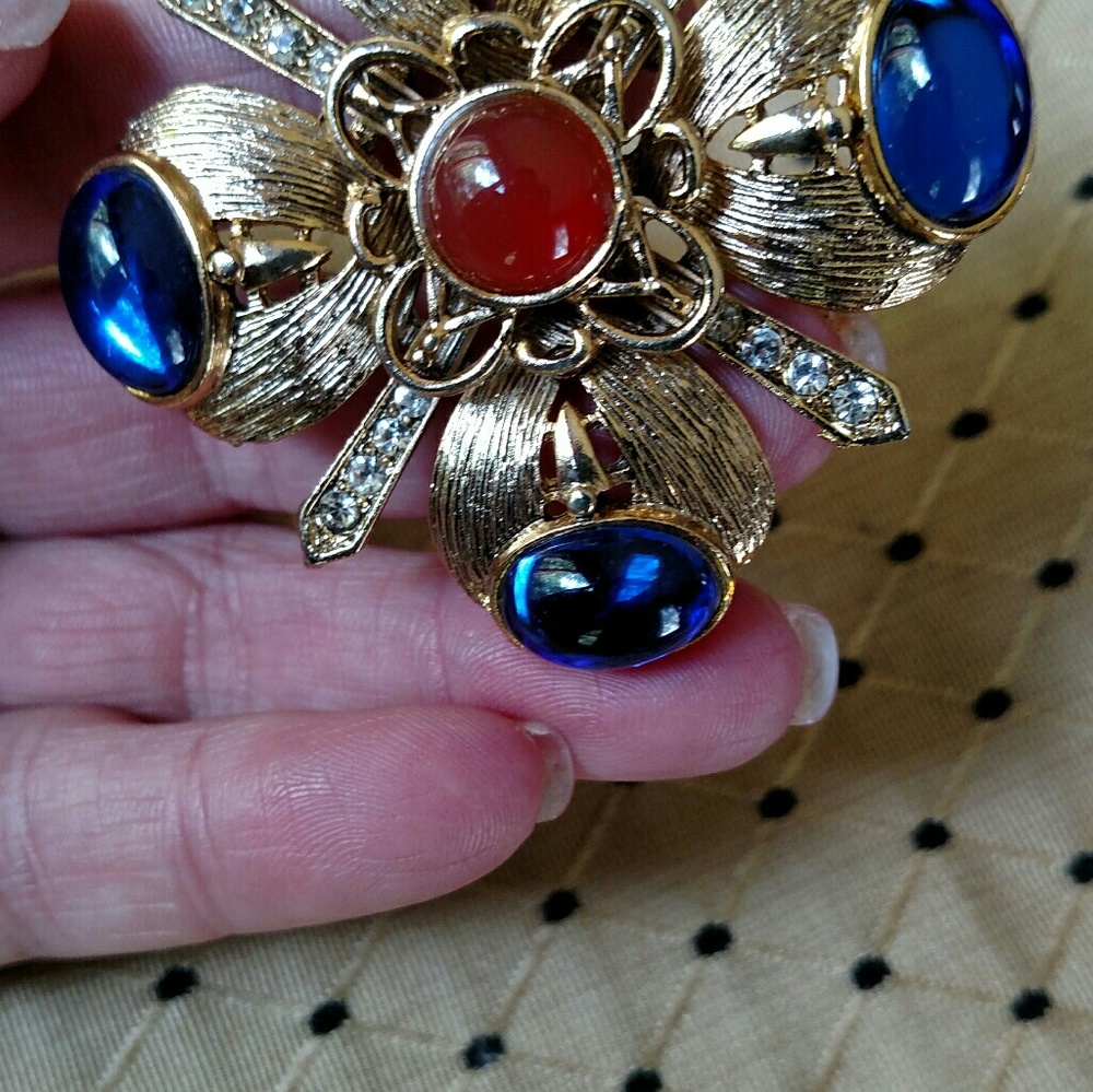 Be Jeweled! Broach - Picture 2 of 3