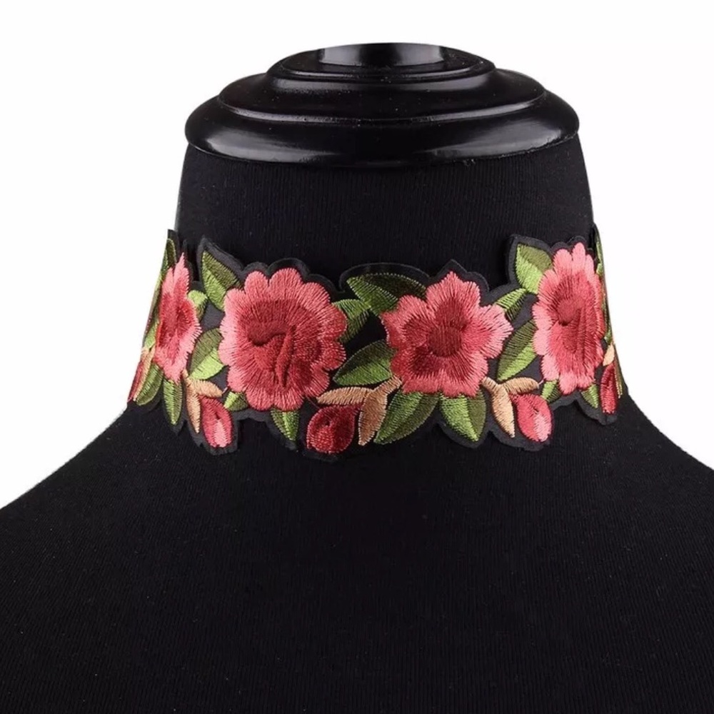 “Maria" Dainty Chocker Necklace - Picture 1 of 3