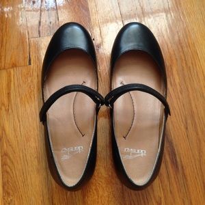 Dansko Nanette Mary Jane black leather flats