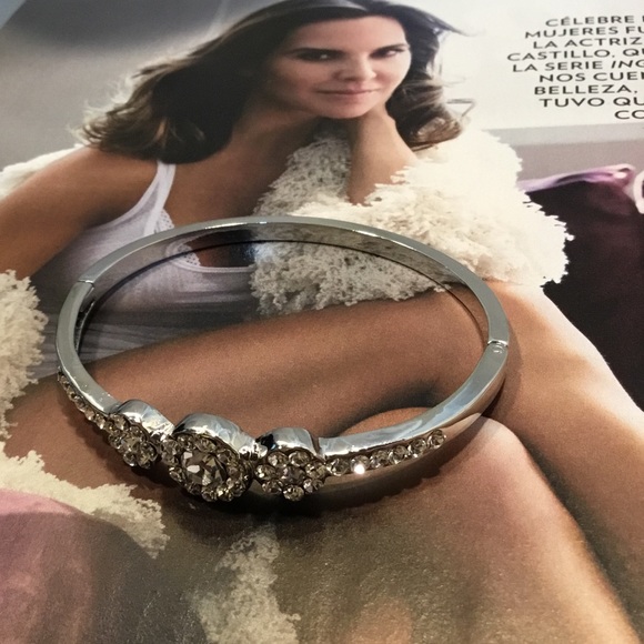 Silvertone Rhinestone Bracelet-Last One-5 Star ⭐️ - Picture 3 of 5