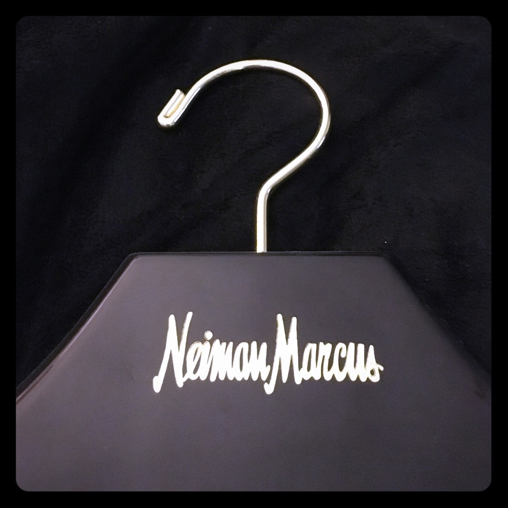 ❗️NEED IT GONE❗️Nieman Marcus Plastic Suit Hanger