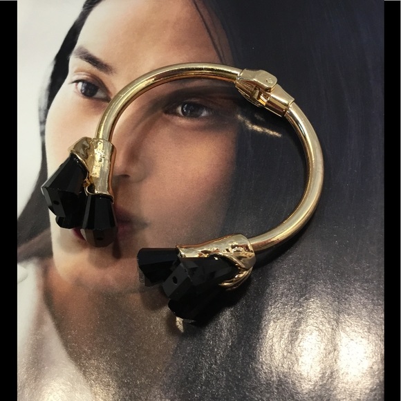 Boutique Jewelry - Black Stone Gold Tone Bracelet