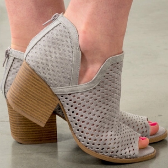 ❗️SALE❗️The Cori Ash Gray Booties - Picture 3 of 4