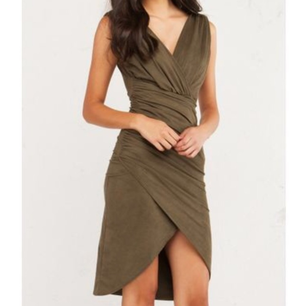 NO SURPRISES RUCHED SLEEVELESS DRESS
Color