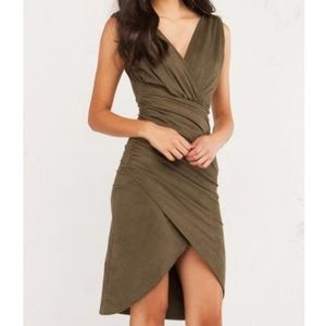 NO SURPRISES RUCHED SLEEVELESS DRESS
Color