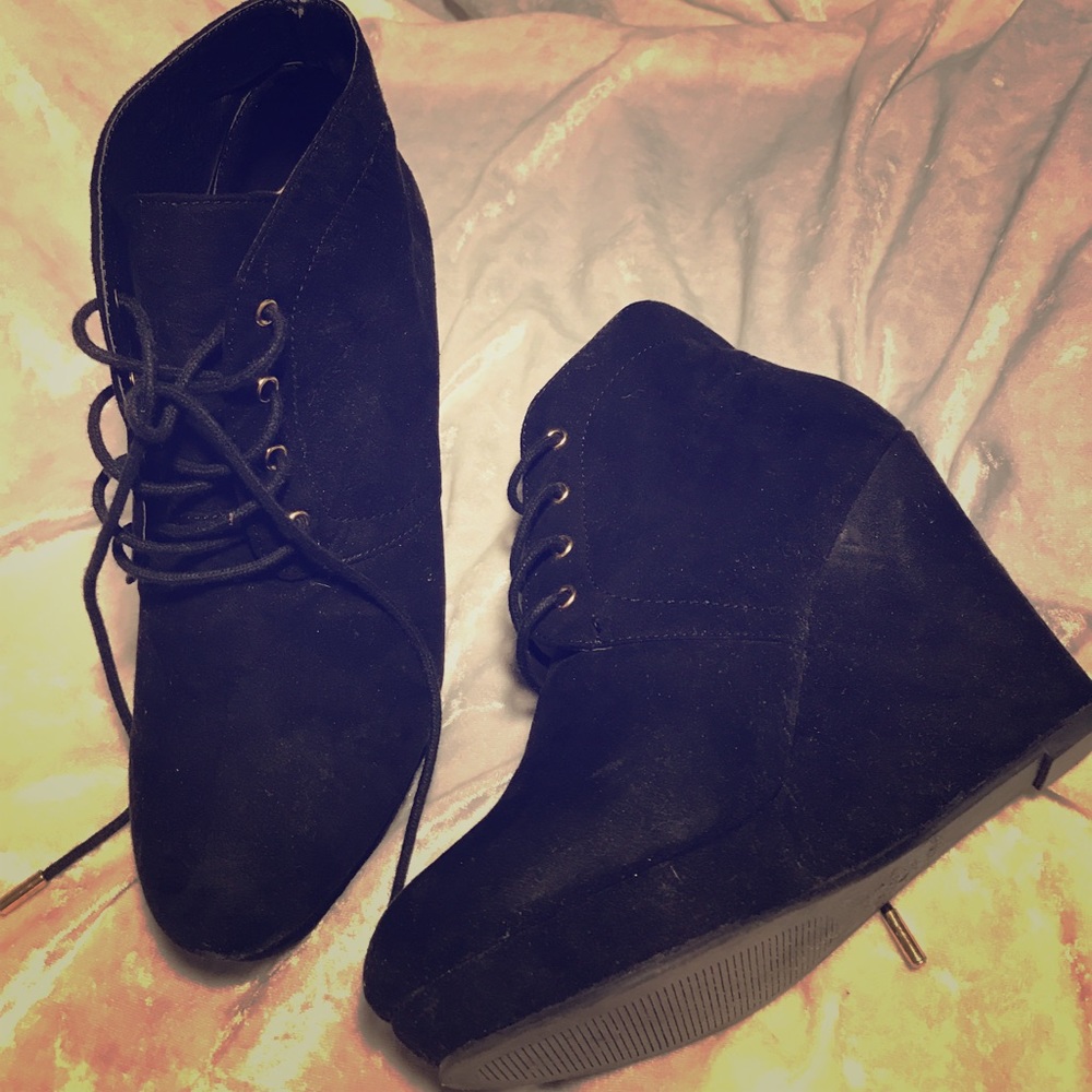 Forever 21 black heel booties boots gold