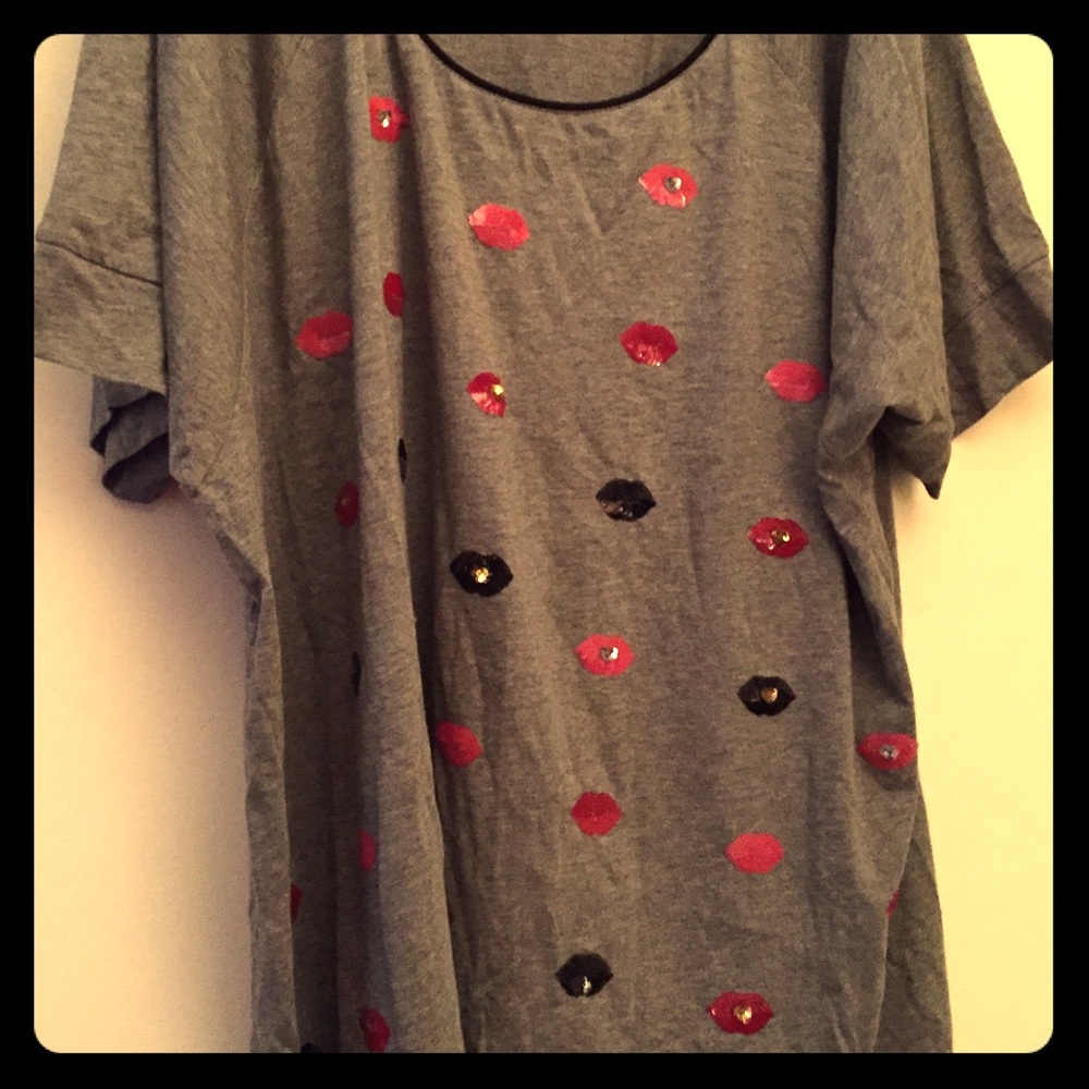 NWOT sequined "LIPS" gray Tshirt Lane Bryant 26/28