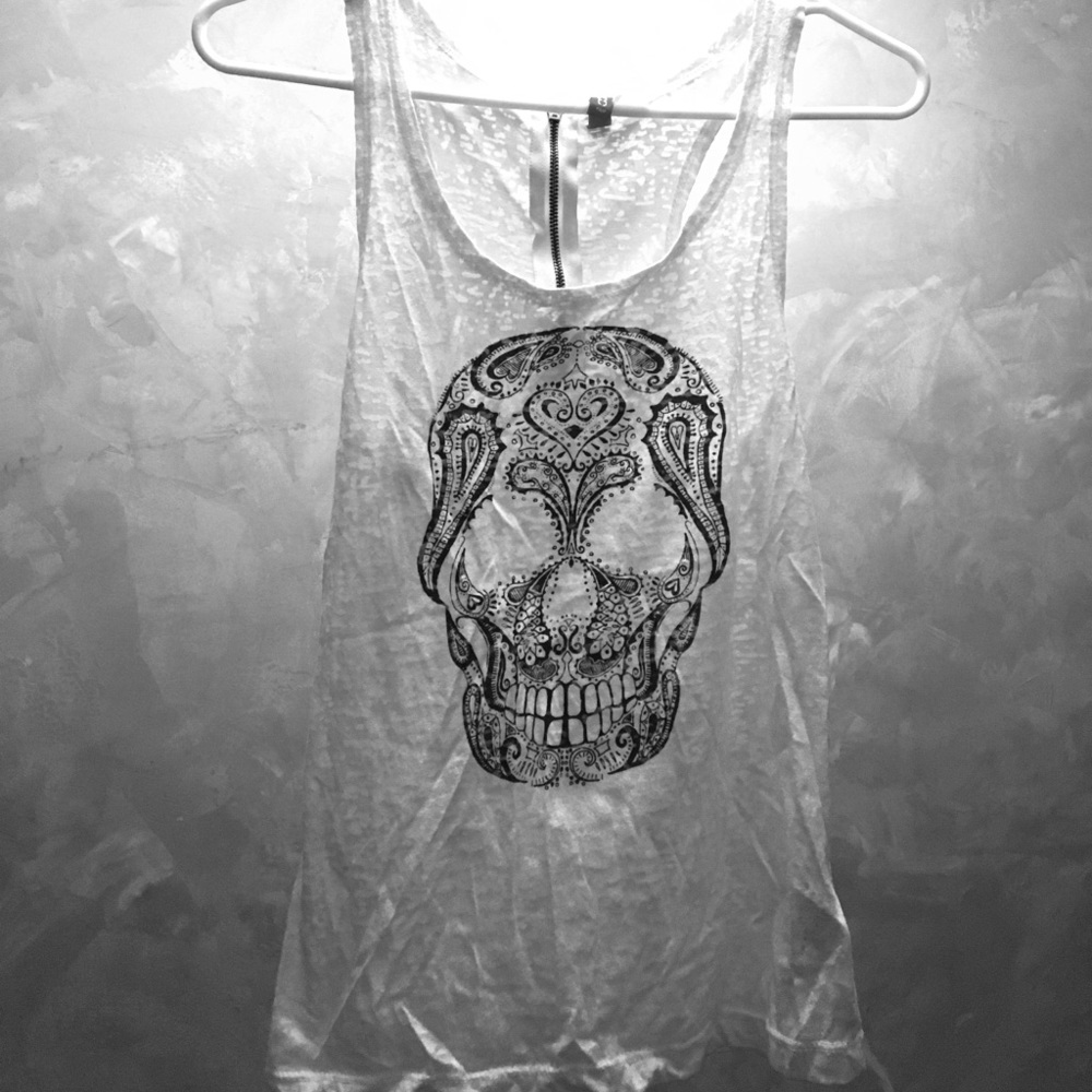 White T-shirt skeleton print with back zipper