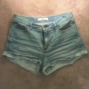 High rise/light wash Hollister shorts!