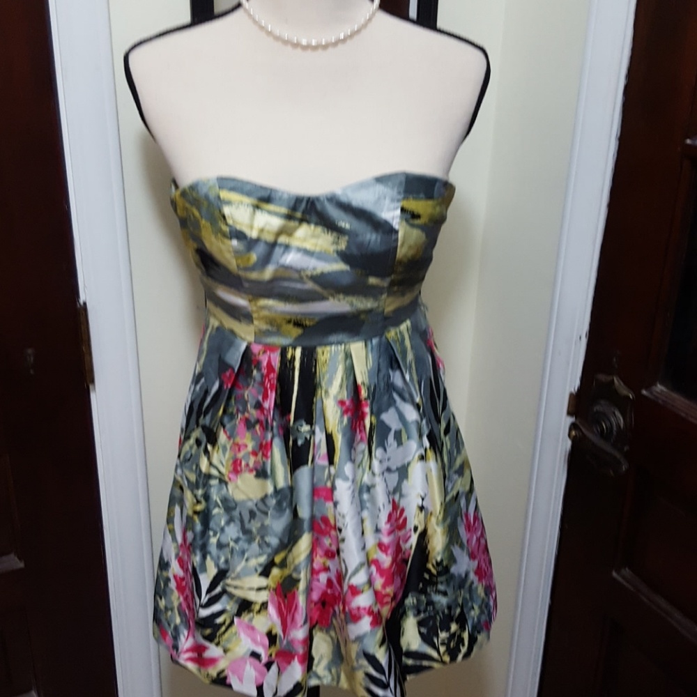 Cute strapless dress!