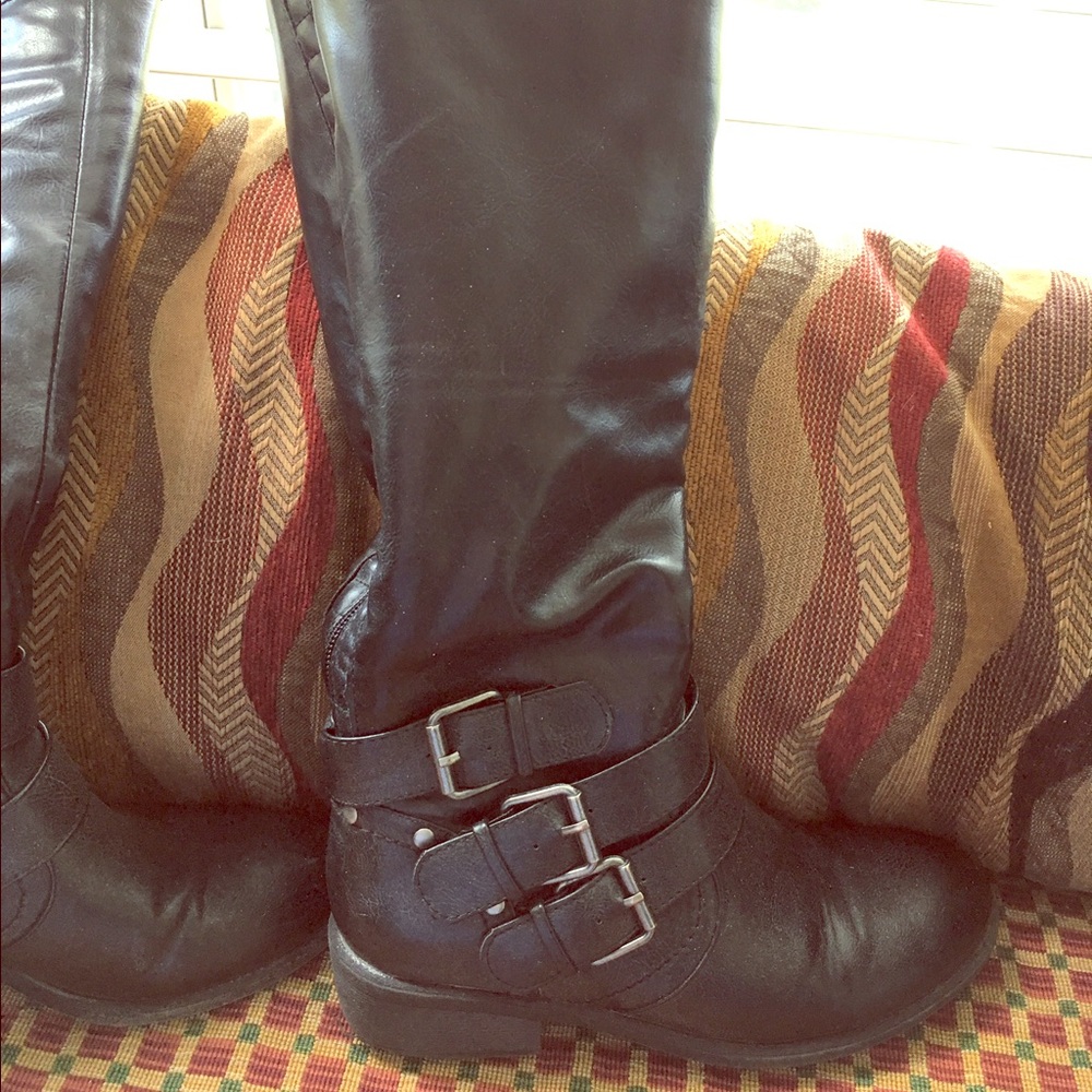 Black buckle boots
